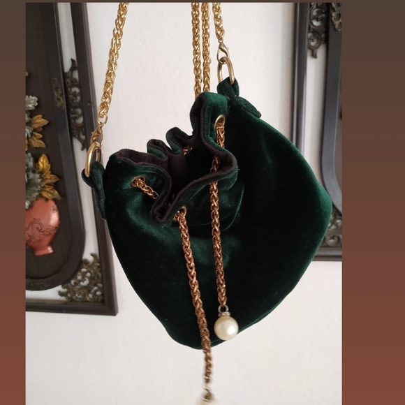 Chain detail velvet bucket bag - Picture 4 of 4